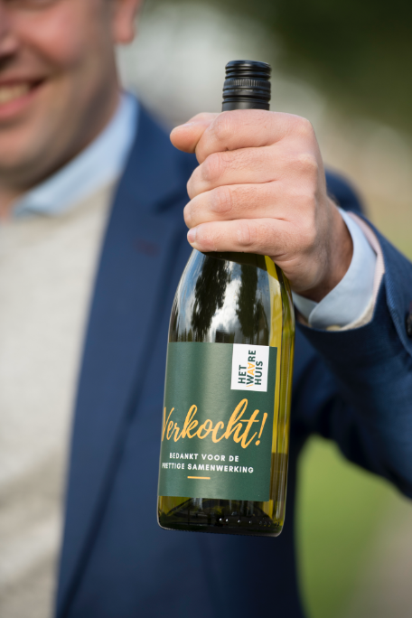 Fles bubbels huis verkocht