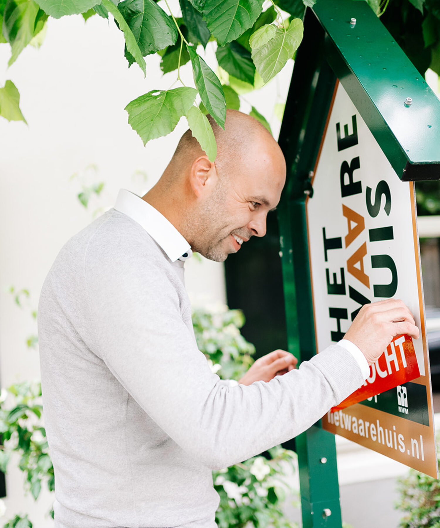 Makelaar Jasper van den Broek plakt verkocht sticker