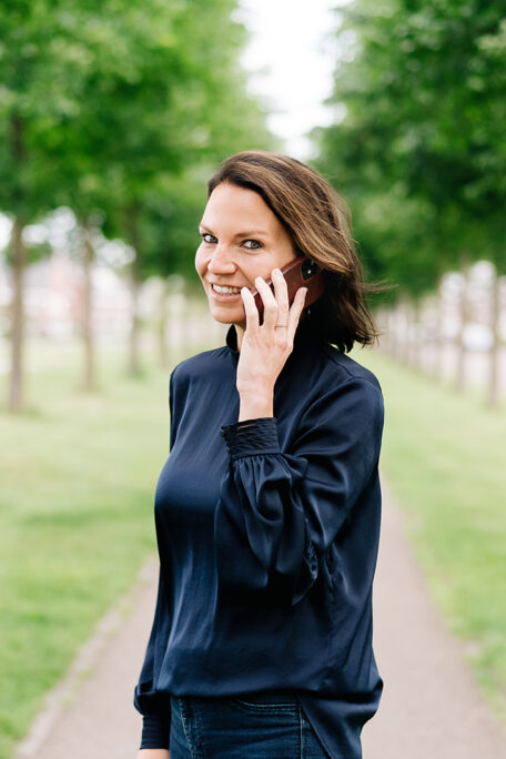 Makelaar Marieke van den Akker met telefoon