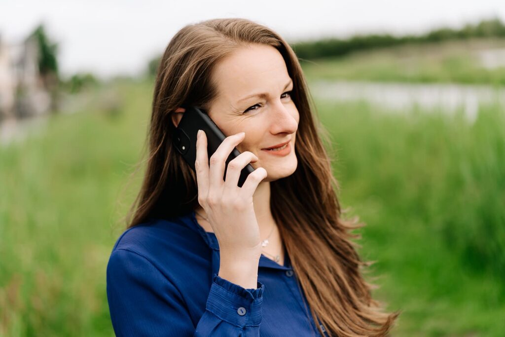 Aya Hustings aan de telefoon