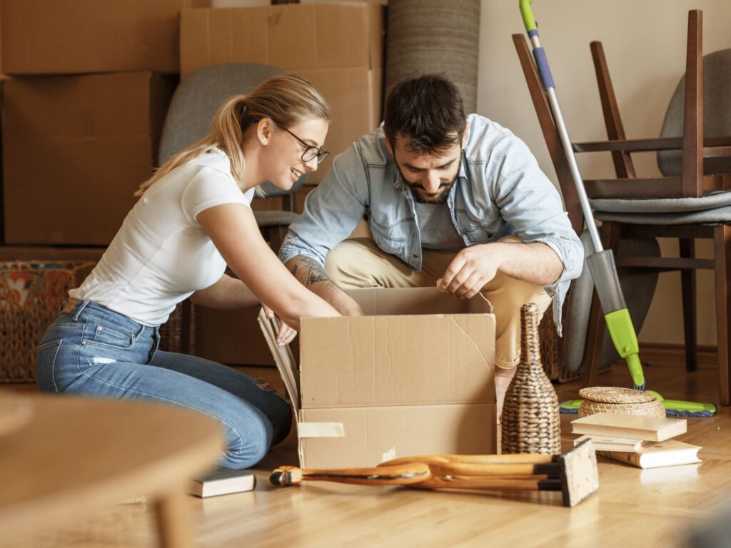 Stel maakt zich klaar voor de verhuizing
