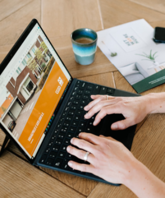 Afbeelding van laptop met het laatste nieuws