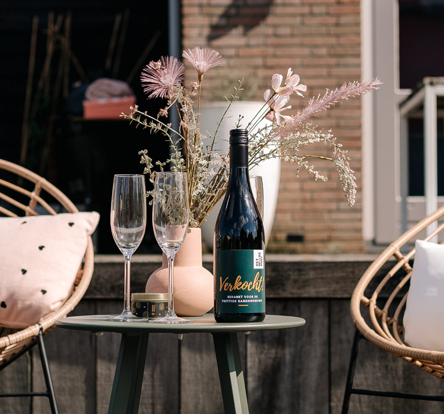 Fles bubbels bij verkocht huis