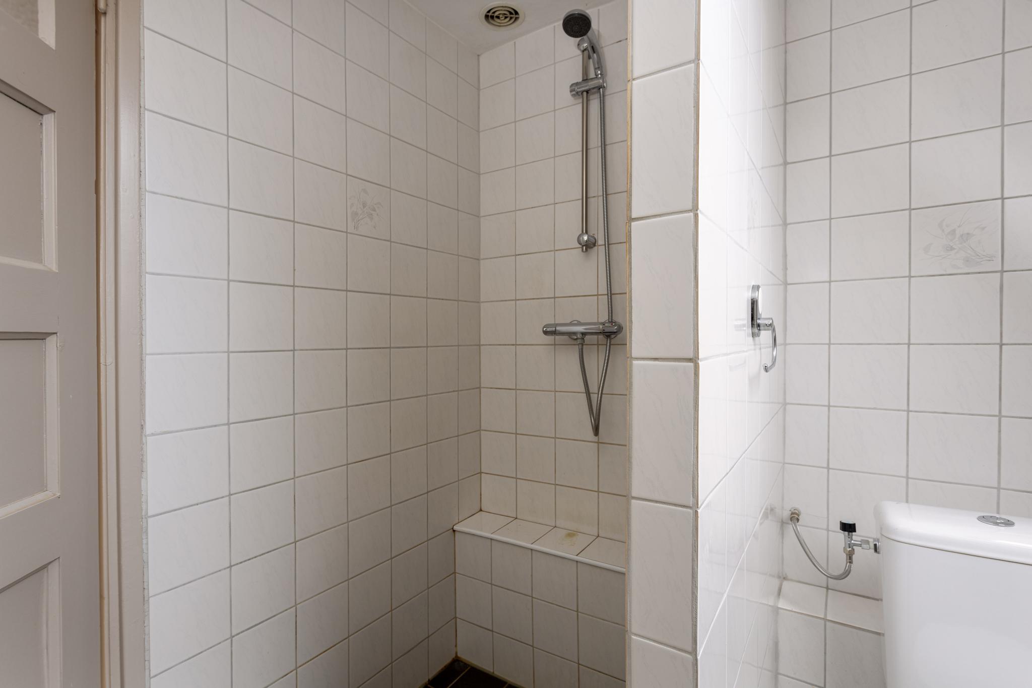 Badkamer richting douche, Zijlstraat 16 Heeswijk-dinther