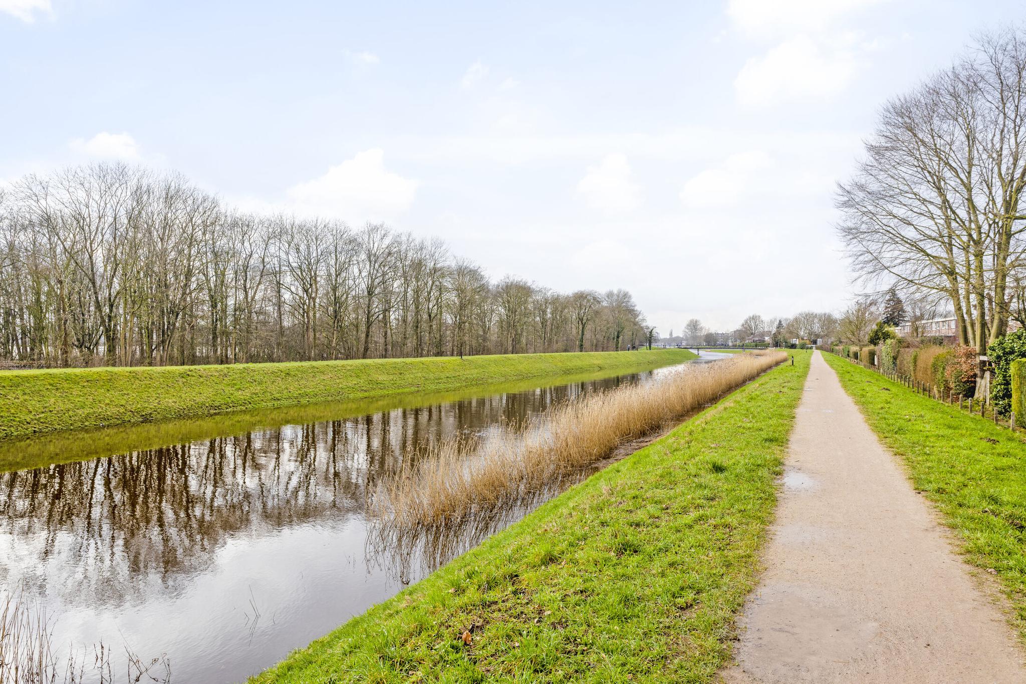 Omgeving woning water vanaf pad, Willem van Geldorpstraat 9 Rosmalen