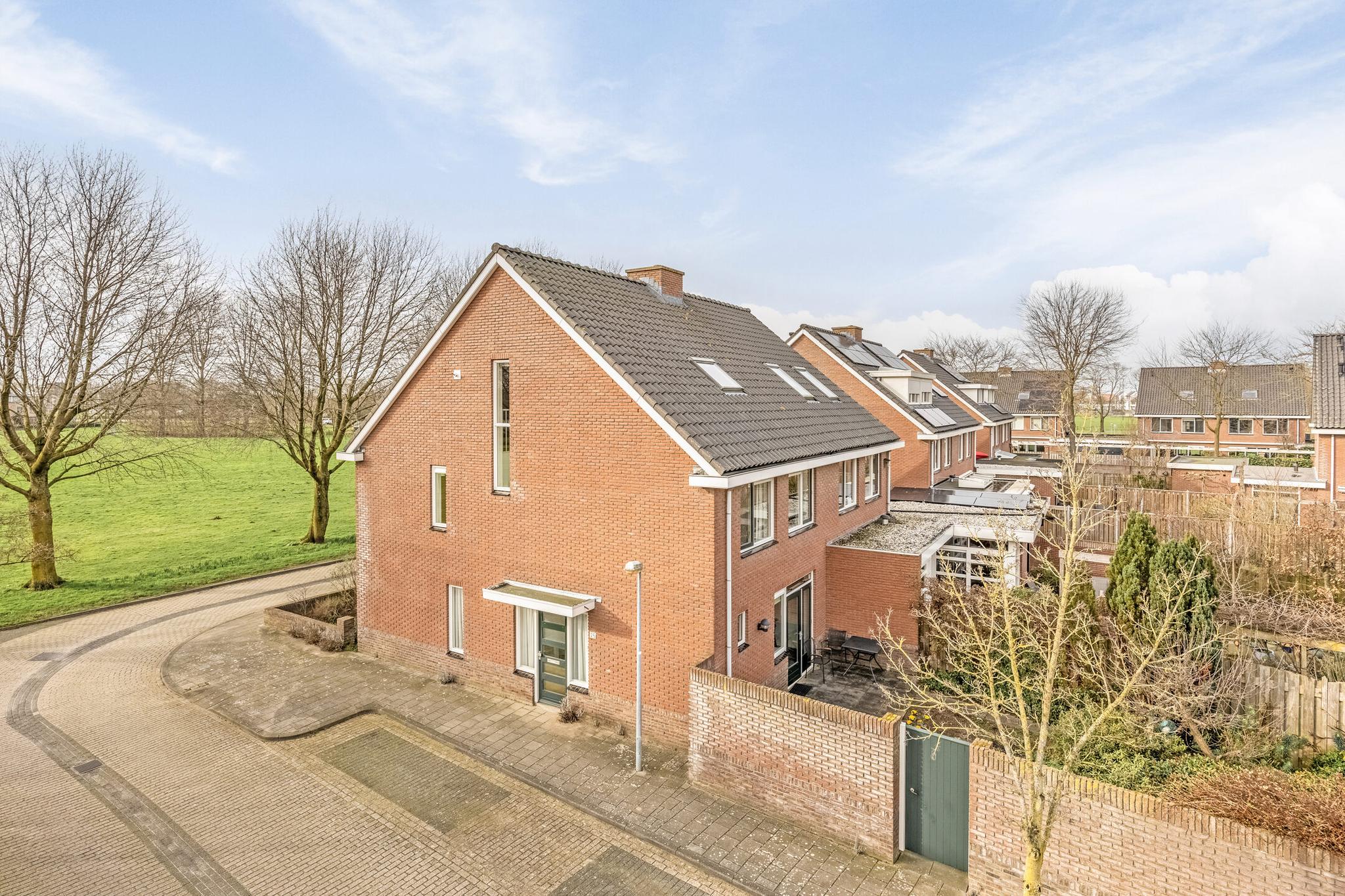 Woning vanaf de zijkant met achtertuin, Hannie Schaftstraat 25 Rosmalen