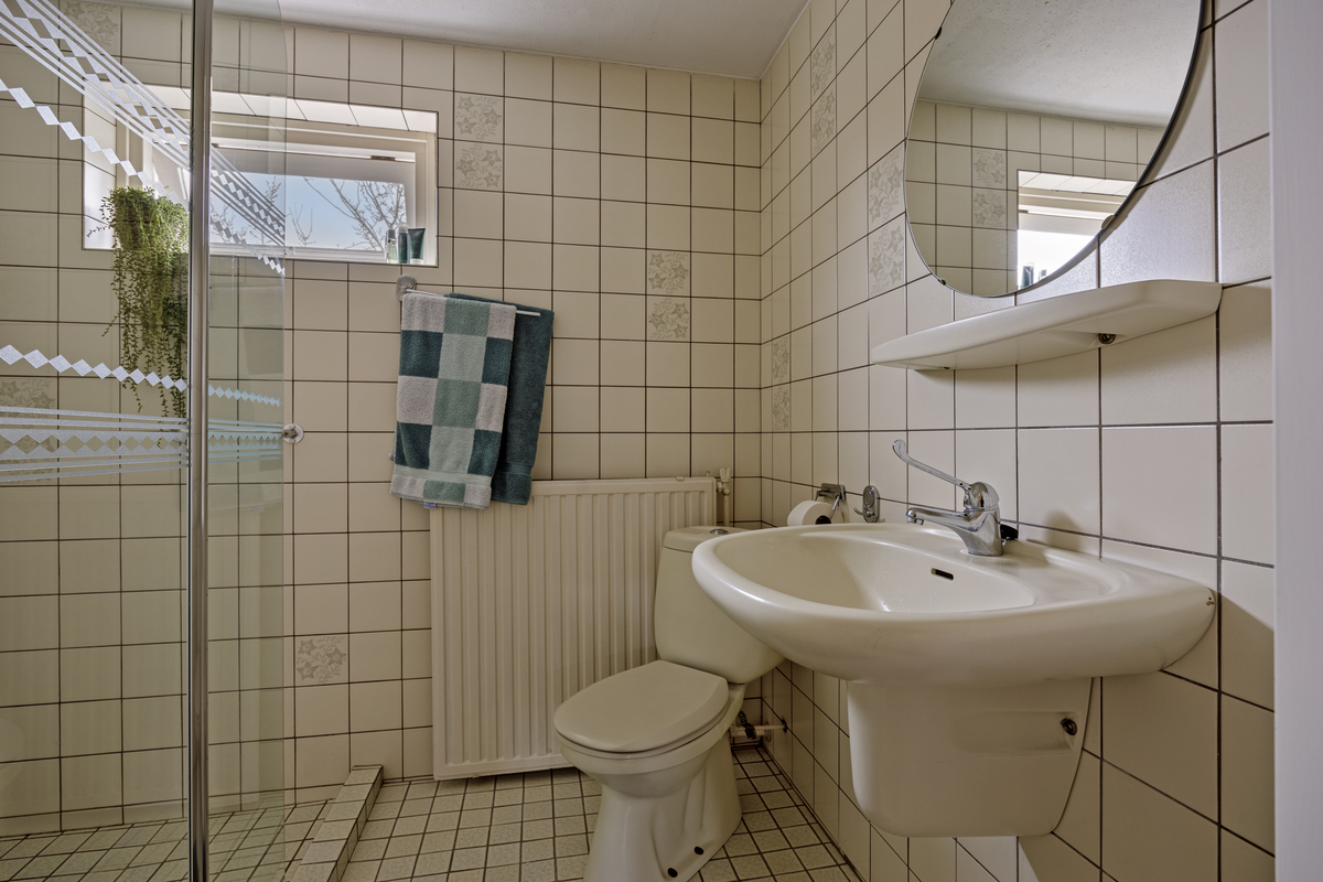 Badkamer vanaf deur, Willem Elsschotstraat 21 Rosmalen