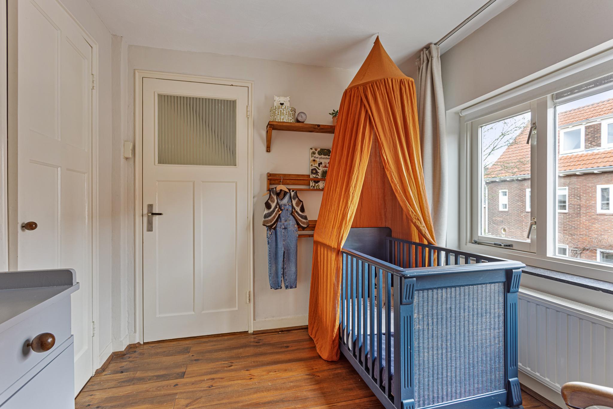 Slaapkamer 3 richting deur en bed, Esdoornstraat 9 's-Hertogenbosch