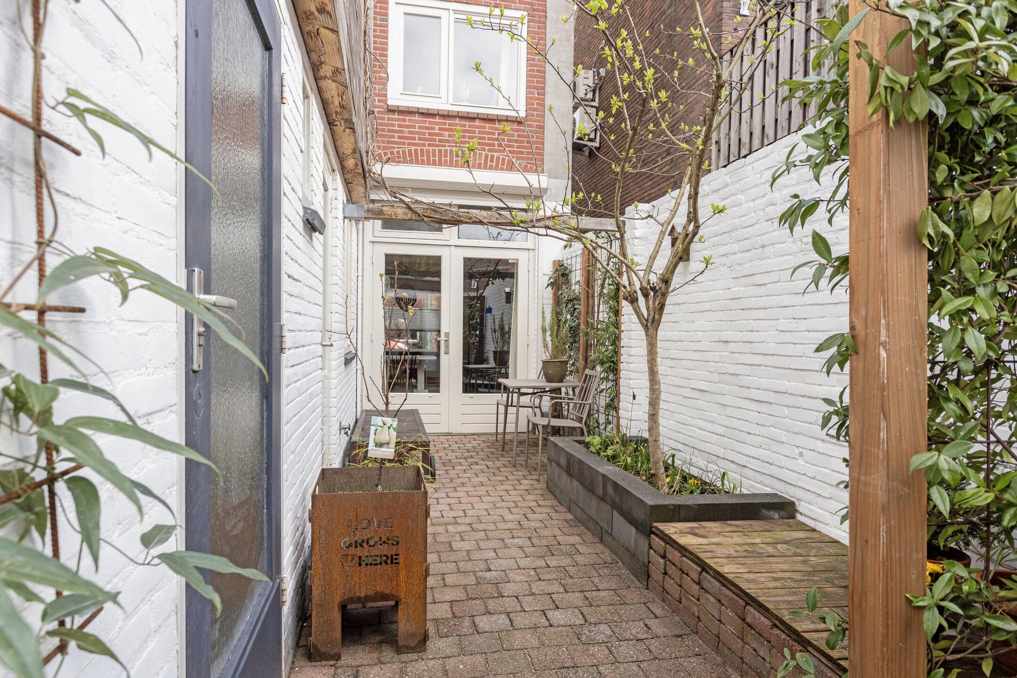 Tuin vanaf poort, Esdoornstraat 9 's-Hertogenbosch