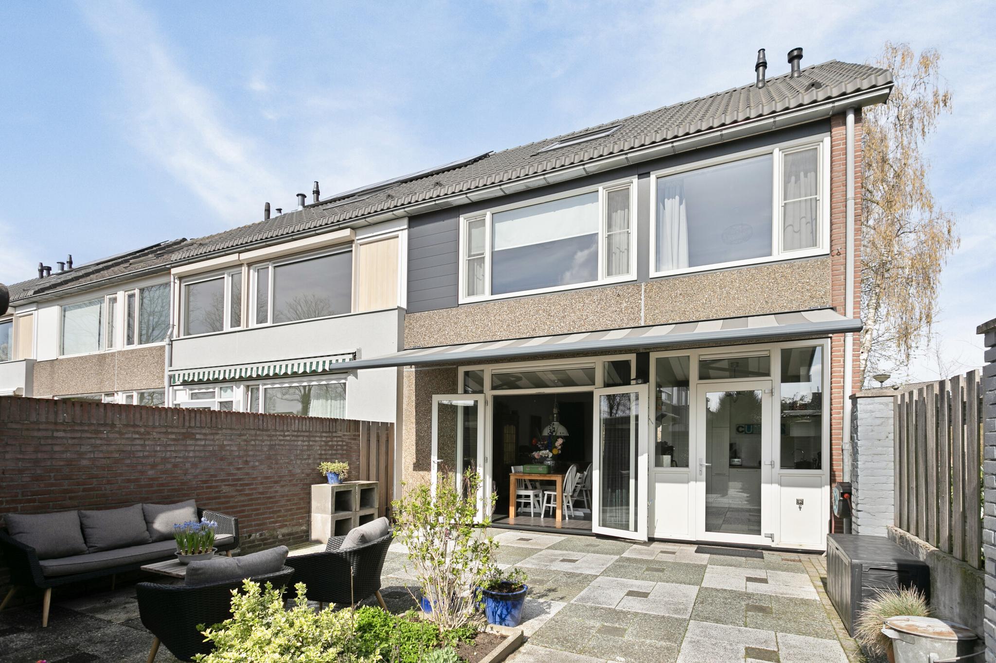 Achterkant woning met deuren open, Herculesstraat 53 Rosmalen