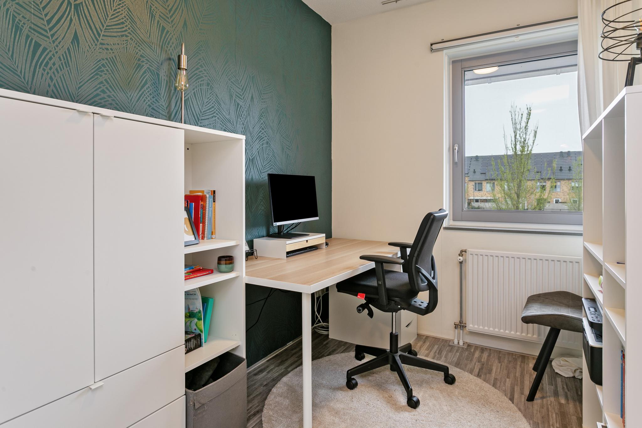 Werkkamer 1 richting bureau, Pastelblauw 65 Rosmalen