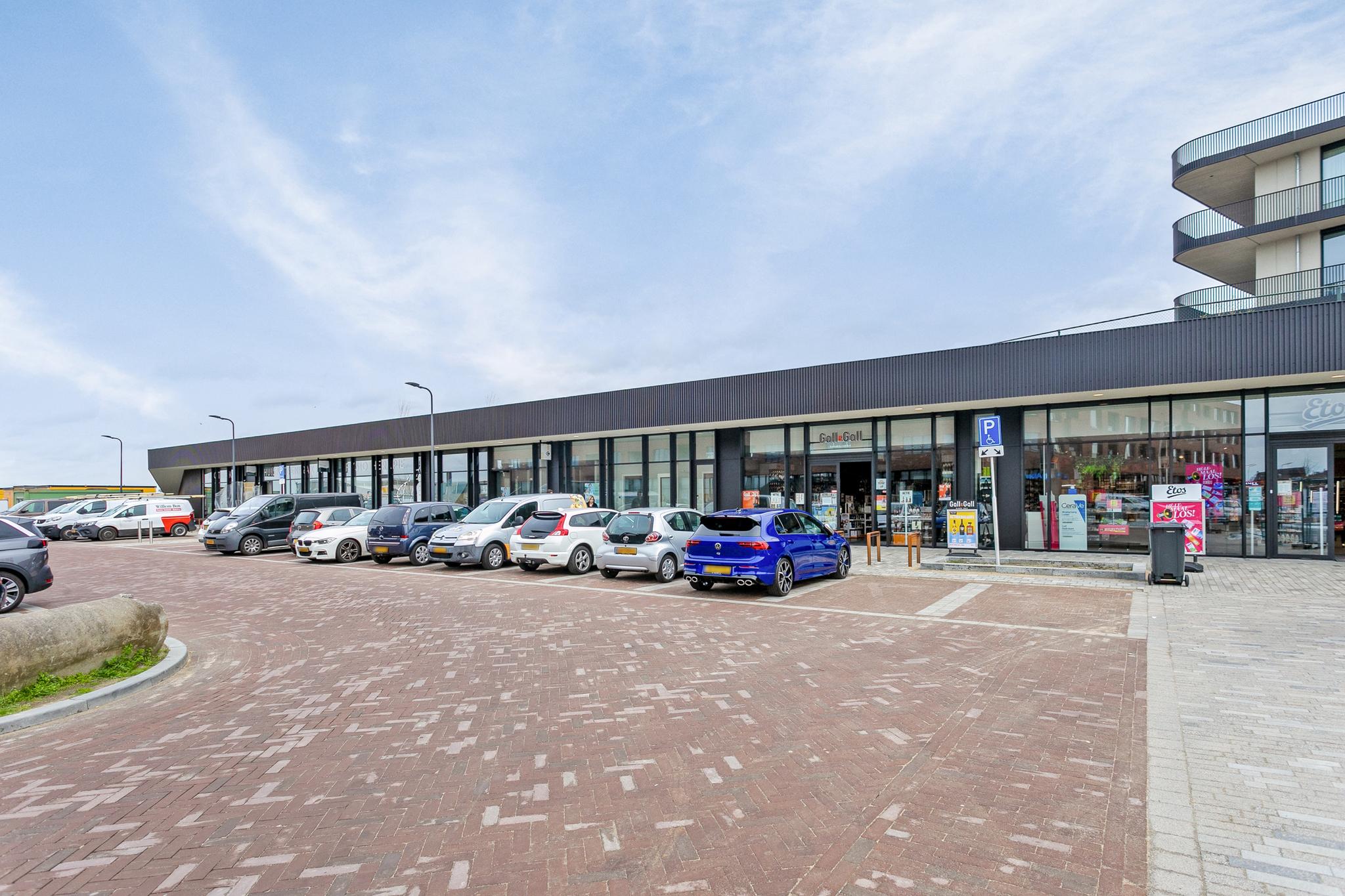 Omgeving woning winkels en parkeerplaats, Pastelblauw 65 Rosmalen