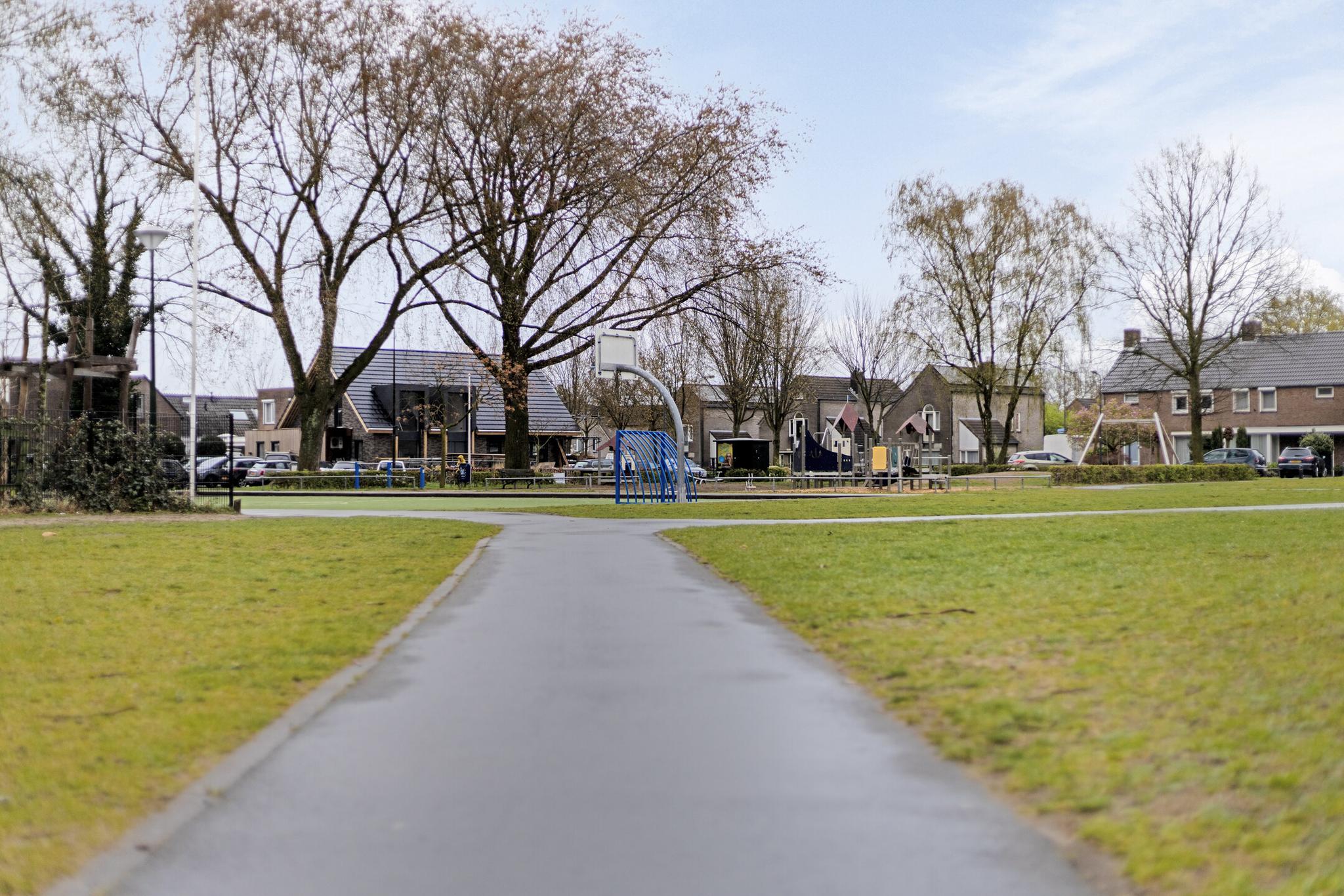 Omgeving woning speelveld vanaf pad, Papaverstraat 33 Rosmalen