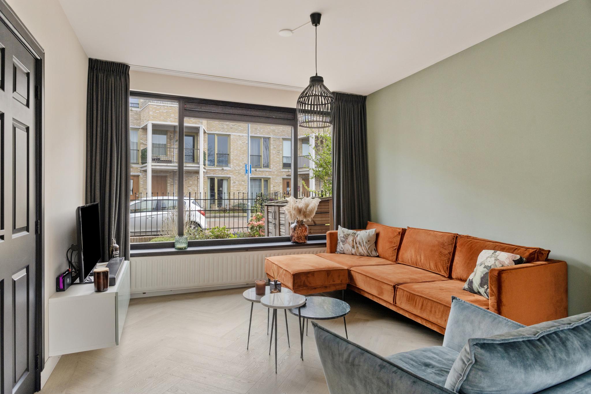 Woonkamer vanaf deur, Michiel de Ruyterstraat 23 's-Hertogenbosch