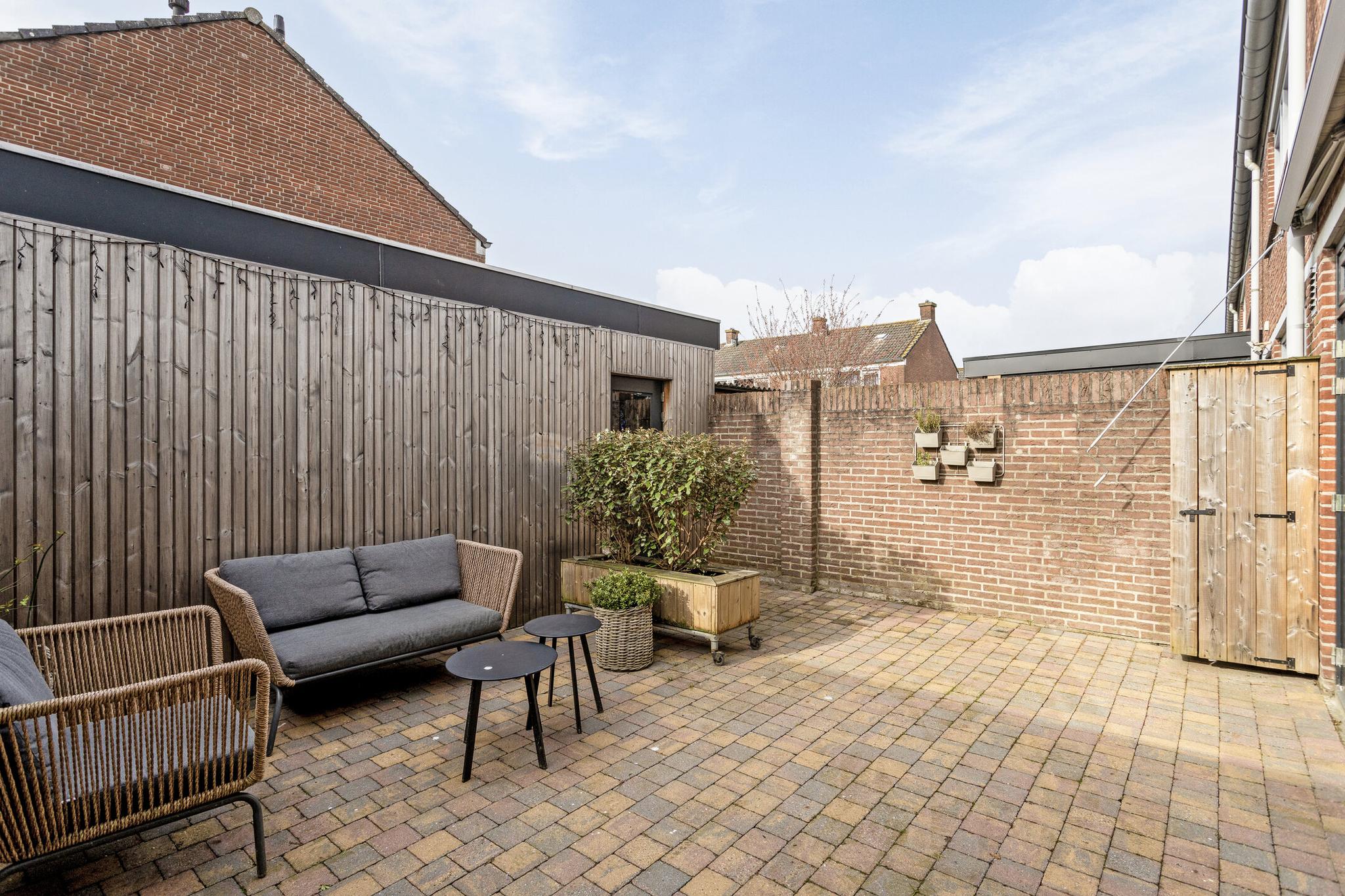 Achtertuin zitgedeelte vanaf links, Michiel de Ruyterstraat 23 's-Hertogenbosch